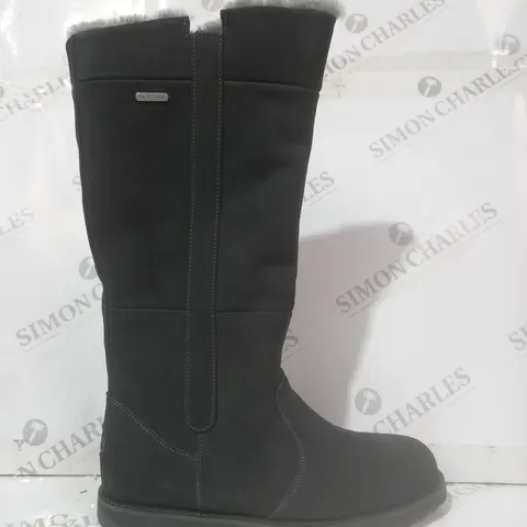 BOXED PAIR OF EMU AUSTRALIA MOONTA BOOTS IN GREY SIZE 7