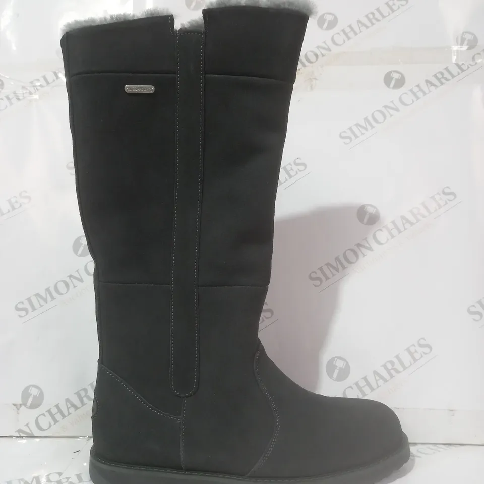 BOXED PAIR OF EMU AUSTRALIA MOONTA BOOTS IN GREY SIZE 7