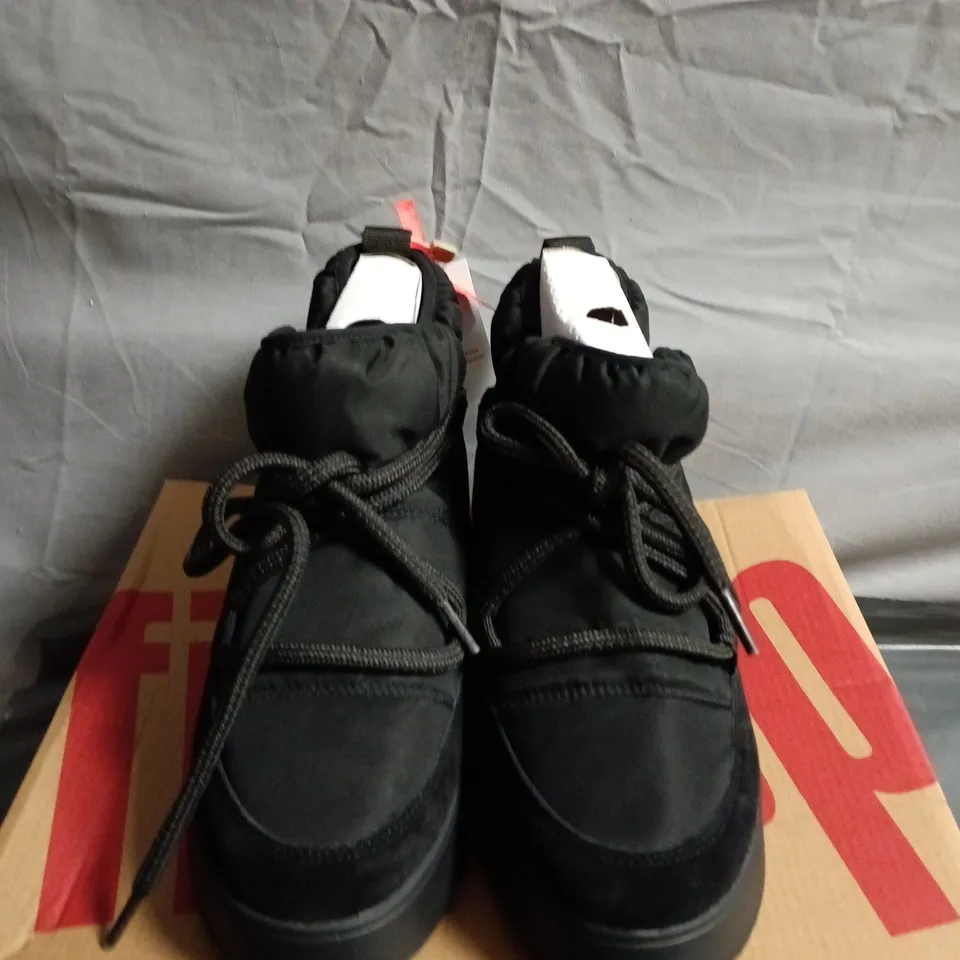 BOXED PAIR OF FITFLOP BLACK HIGH-TOP BOOTS – UK SIZE 6.5