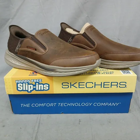 BOXED PAIR OF SKECHERS SLIP-INS LOAFERS IN BROWN SIZE 9