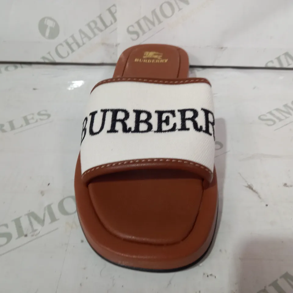 PAIR OF BURBERRY SLIDERS IN BROWN/WHITE EU SIZE 36
