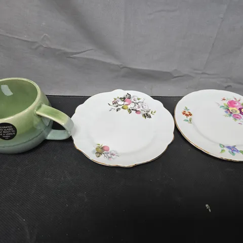 LOT OF APPROXIMATELY 10 ASSORTED POTTERY ITEMS TO INCLUDE MUG AND SMALL DECORATIVE PLATES