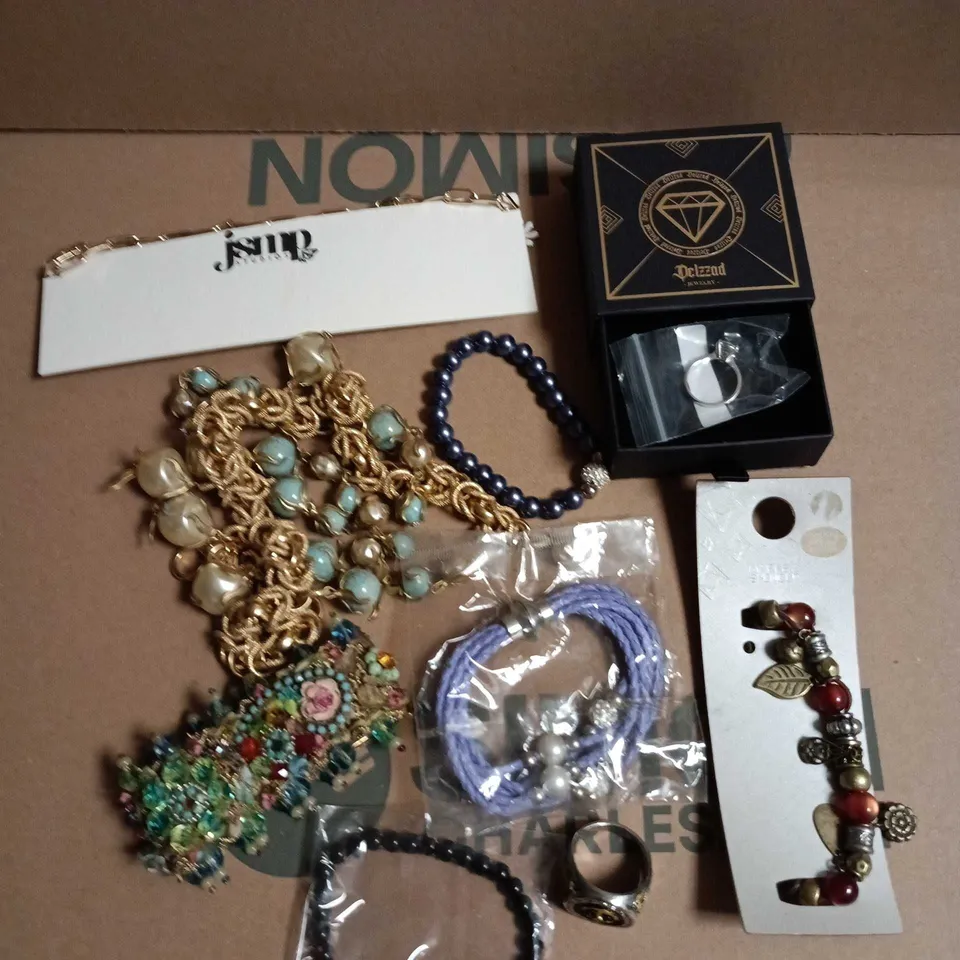 APPROXIMATELY 25 ASSORTED JEWELLERY PRODUCTS TO INCLUDE EARRINGS, NECKLACES, BRACELETS ETC 
