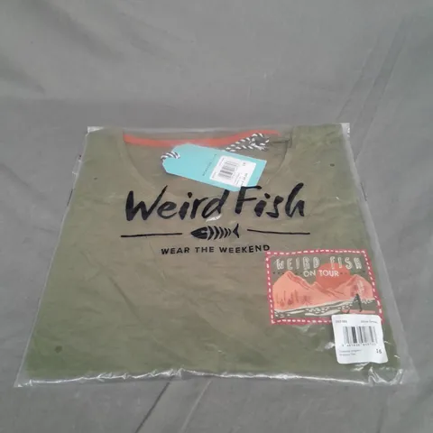 BAGGED WEIRD FISH LOCATION ORGANIC GRAPHIC TEE IN OLIVE GREEN SIZE 16