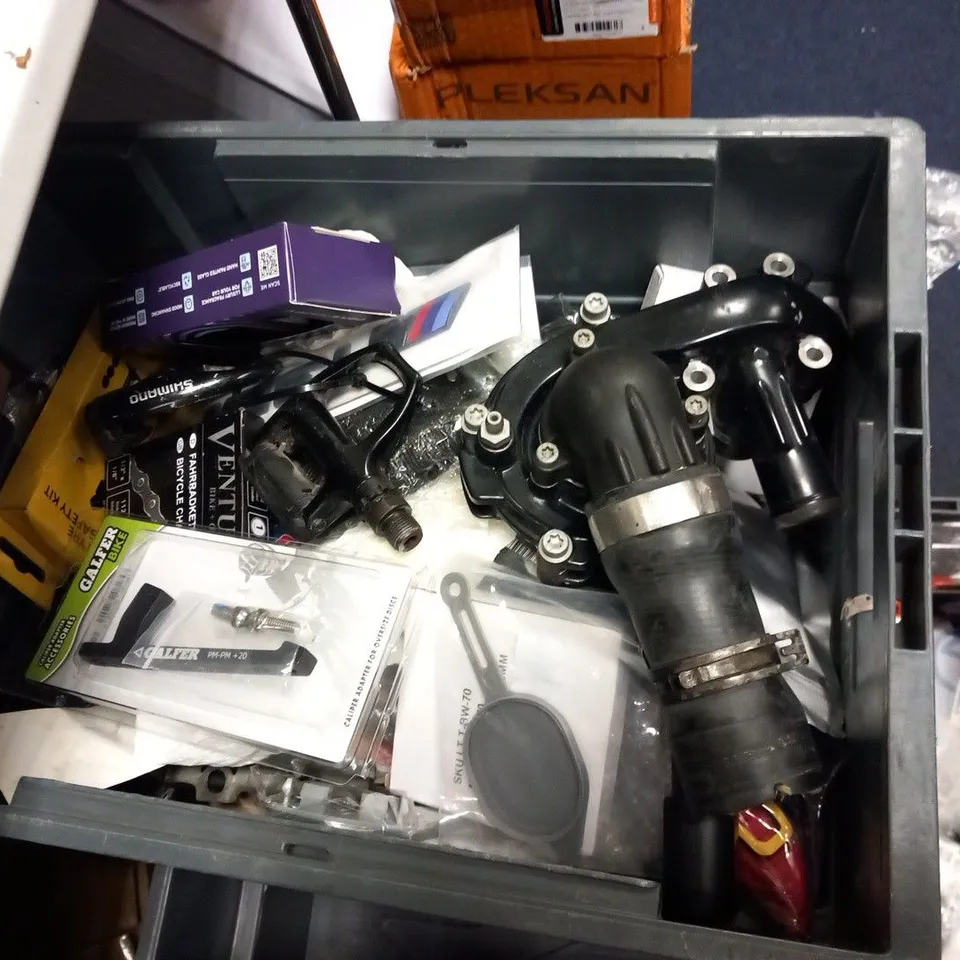 BOX OF ASSORTED VEHICLE ACCESSORIES TO INCLUDE; LITTLE TREES AIR FRESHENER, SHENKENUO LED HEAD LIGHT, A ROLL BAR BUSH KIT, AA TYRE SAFETY KIT, VOLKSWAGON USB PREMIUM CABLE, ACCESSORY VIBRATION DAMPENE