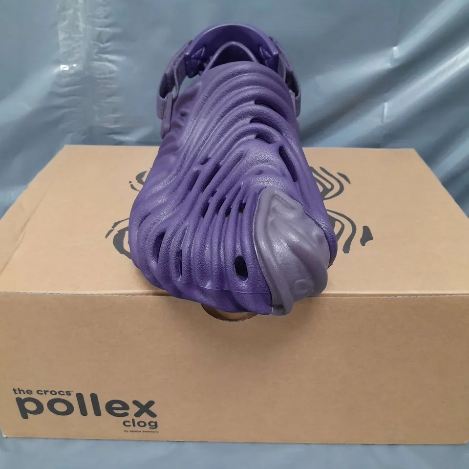 BOXED PAIR OF CROCS SALEHE BEMBURY POLLEX CLOGS IN PURPLE UK SIZE M9/W10