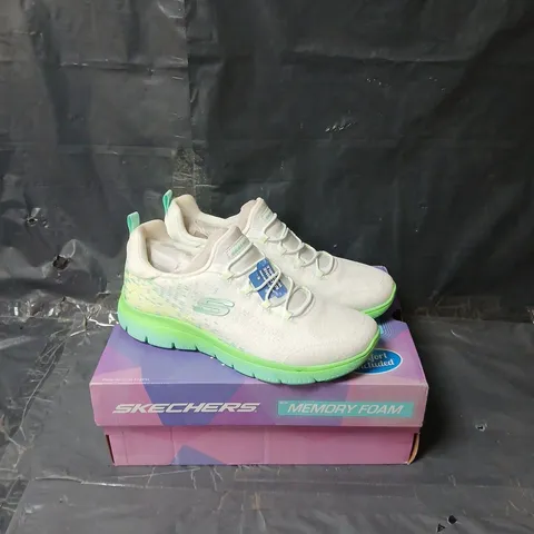 BOXED PAIR OF SKECHERS BRIGHT BUNGE TRAINERS IN WHITE/GREEN - SIZE 4