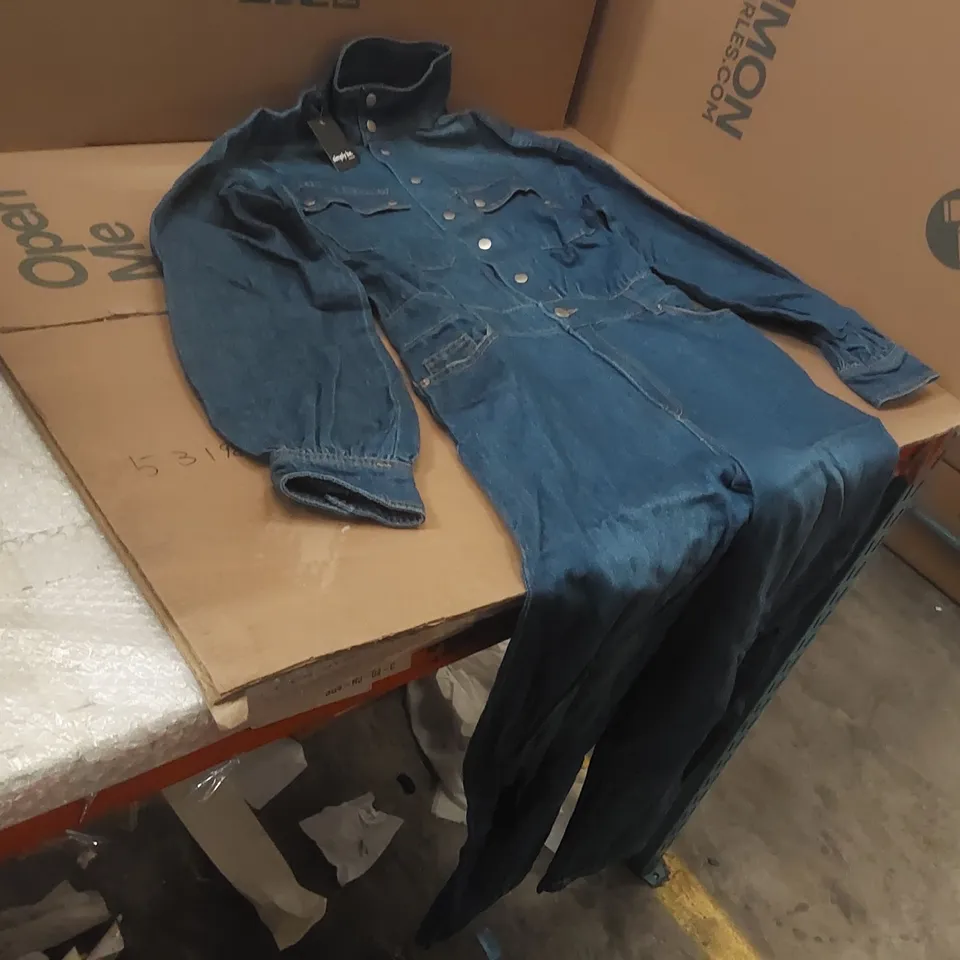 BOX CONTAINING APPROXIMATELY 10x BRAND NEW SIMPLY BE MID WASH DENIM JUMPSUITS - SIZE 12