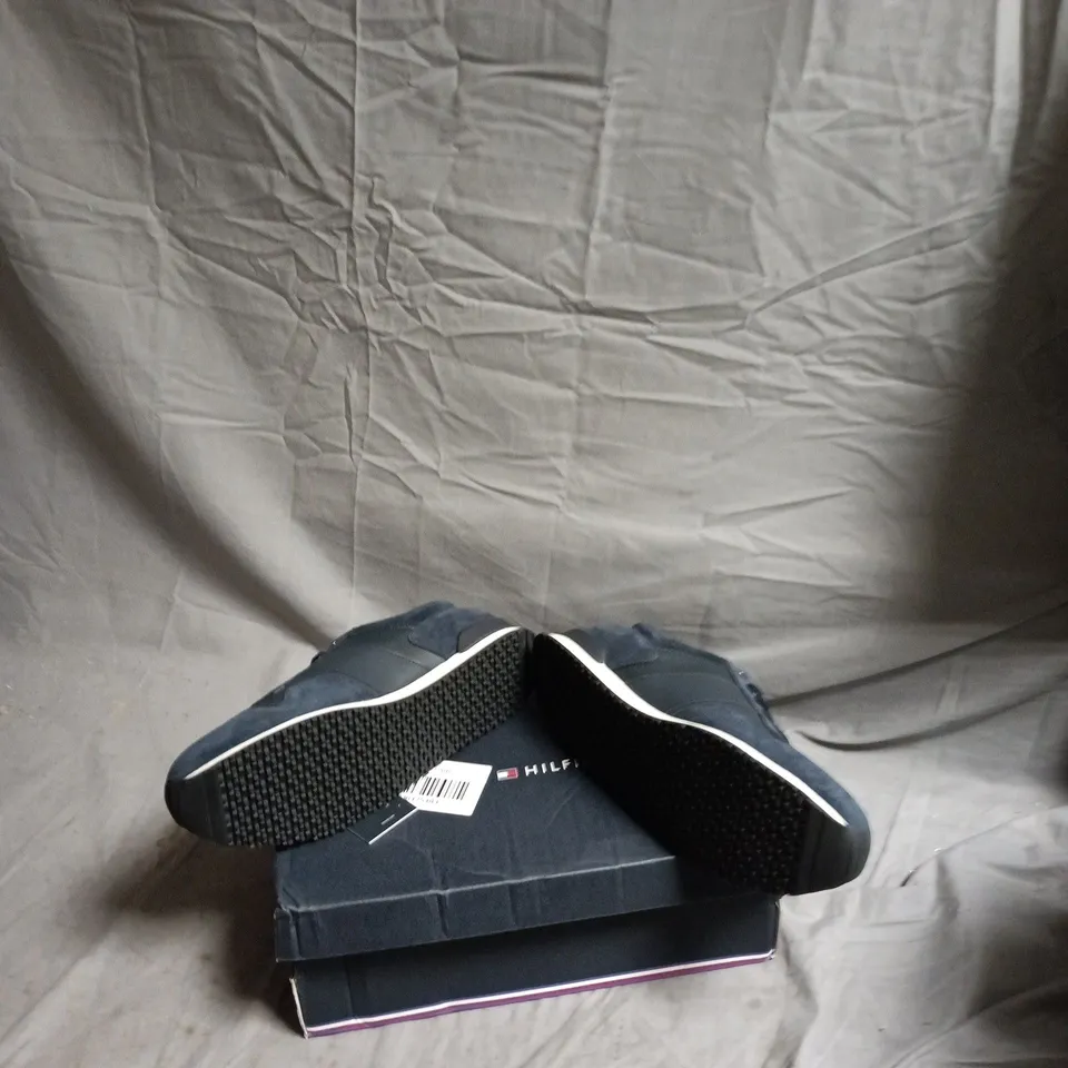 TOMMY HILFIGER MIDNIGHT LEATHER-SUEDE RUNNER SNEAKERS – UK9 (EU43)