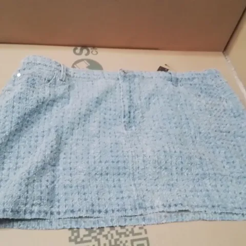 BOX CONTAINING APPROXIMATELY 17 BRAND NEW SIMPLY BE MID BLUE DENIM SKIRT SIZE 26