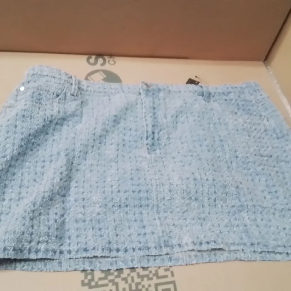 BOX CONTAINING APPROXIMATELY 17 BRAND NEW SIMPLY BE MID BLUE DENIM SKIRT SIZE 26