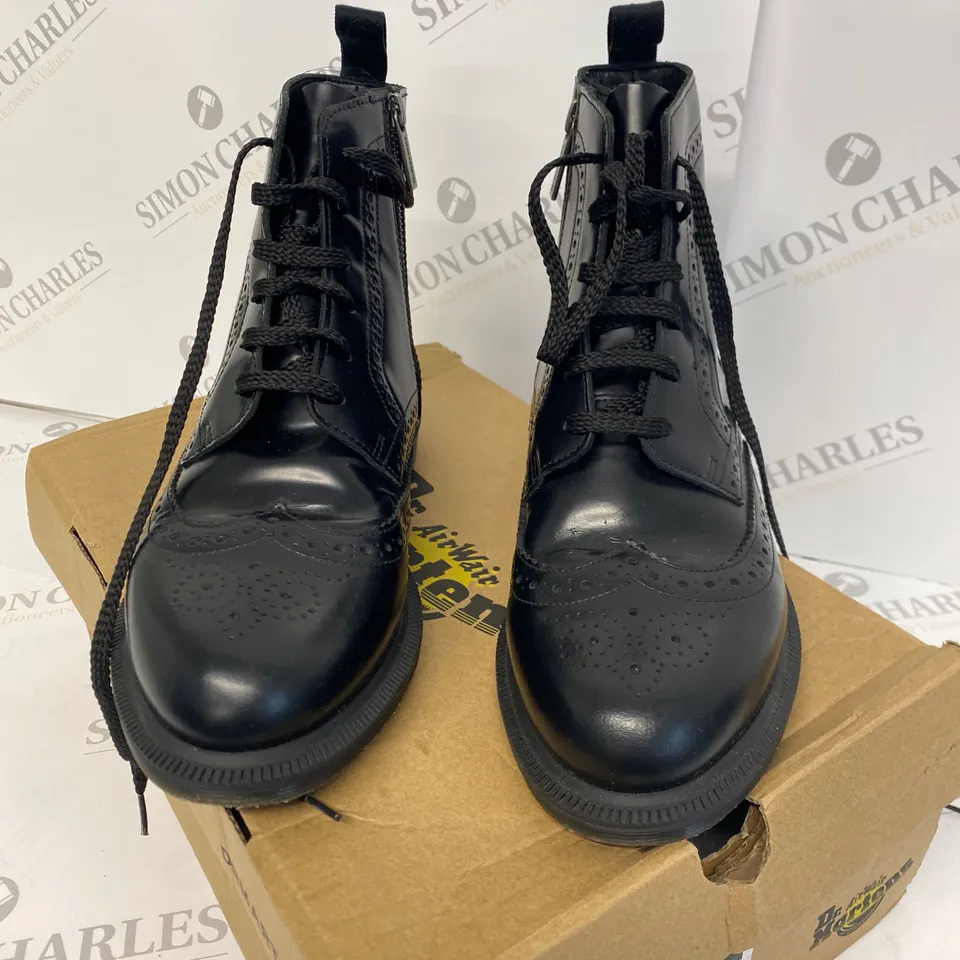 BOXED PAIR OF DR MARTENS BLACK BOOTS SIZE 6