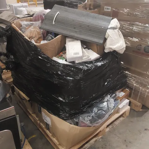 PALLET CONTAINING A LARGE QUANTITY OF ASSORTED ITEMS INCLUDING: JUMPERS, SELFIE STICK, WIRELESS CAMERA, WIRELESS KEYBOARD, MAT ECT