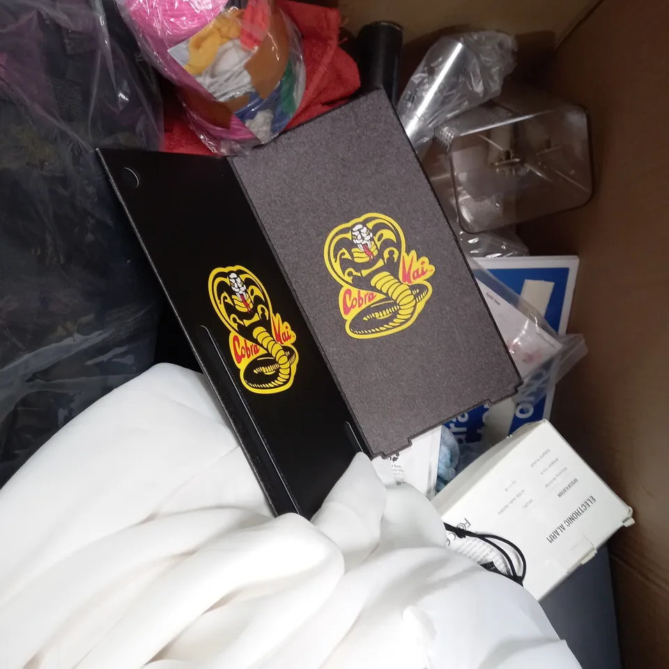 APPROXIMATELY 30 ASSORTED HOME ITEMS INCLUDING BLACK BACKPACK, SEAT BACK CUSHION, VACUUM SEALER BAGS