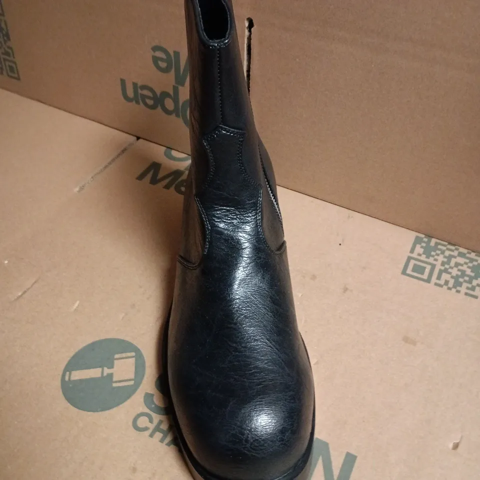 BOXED KOI FATELESS MEN'S STACKED BIKER BOOTS - VINTAGE BLACK, UK 9