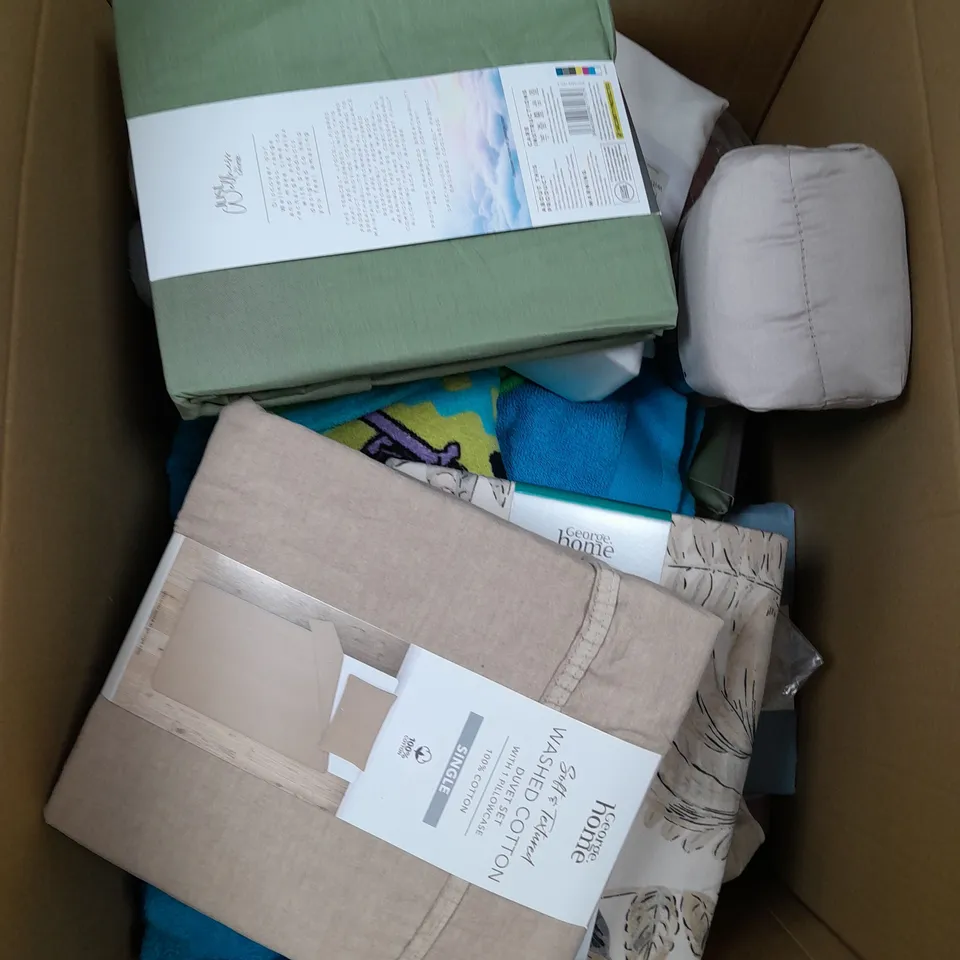 APPROXIMATELY 8 ASSORTED HOUSEHOLD ITEMS TO INCLUDE VARIOUS BEDDING IN VARIOUS SIZES AND STYLES