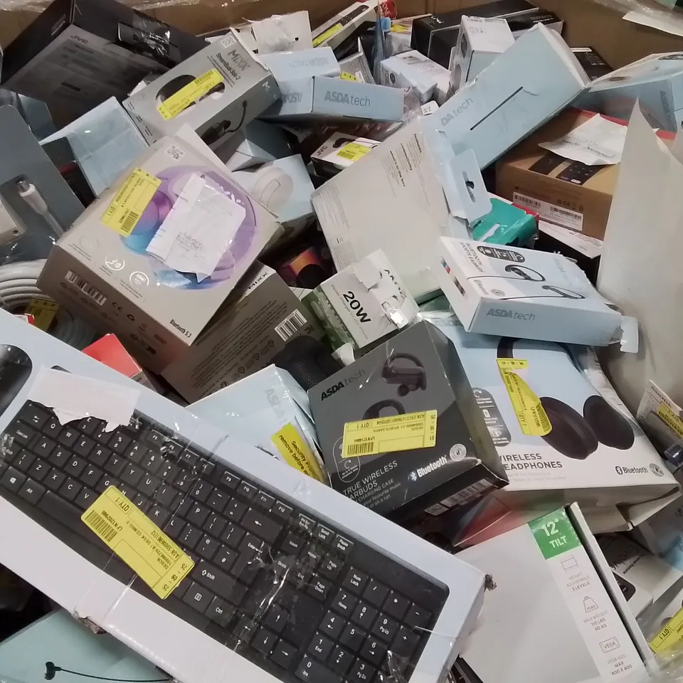 PALLET CONTAINING VERY LARGE AMOUNT OF SPEAKERS, HEADPHONES, PRINTERS AND OTHER ELECTRONIC ITEMS
