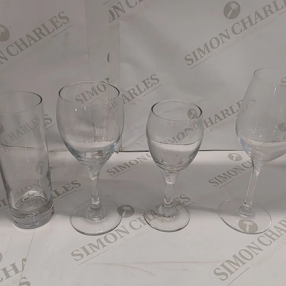 BOX OF APPROXIMATELY 21x ASSORTED WINE/DRINKS GLASSES