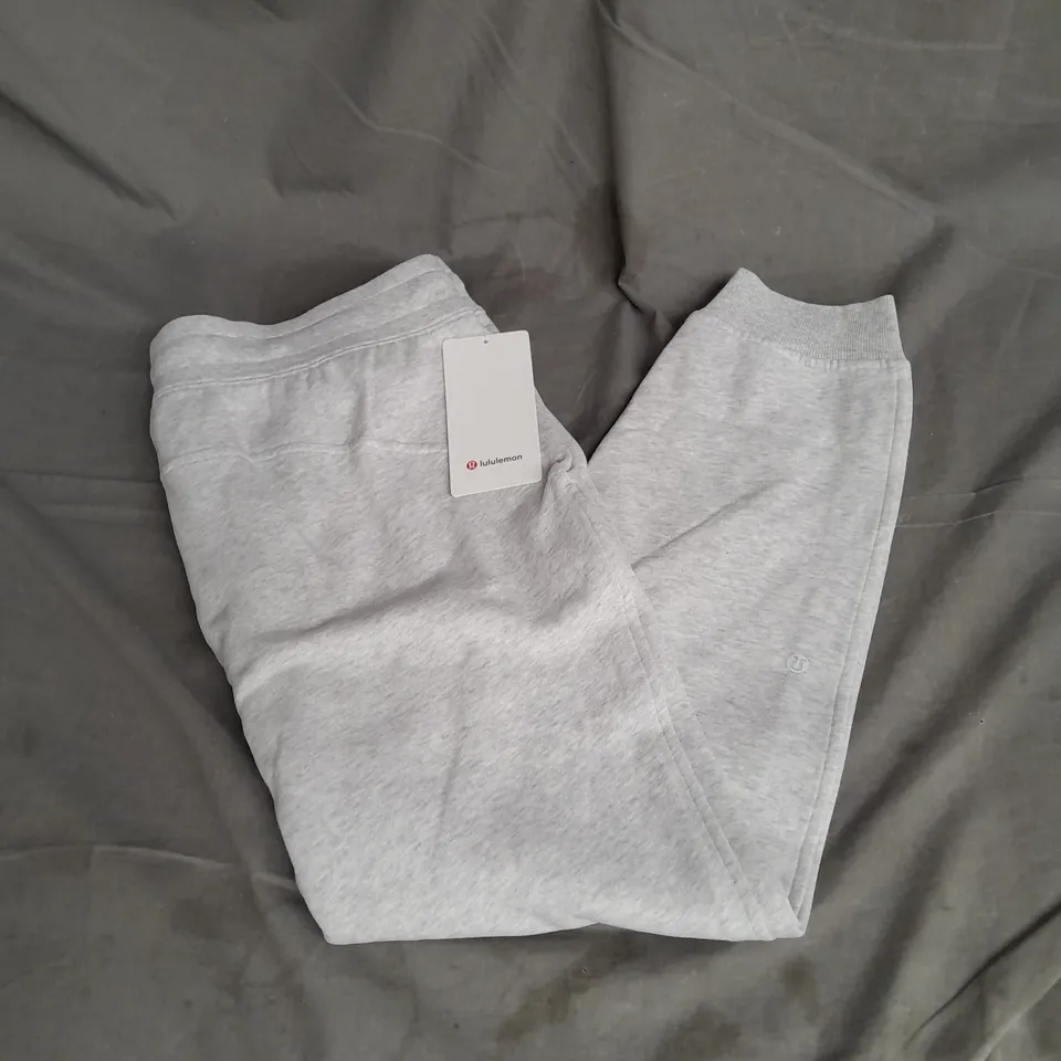 LULULEMON SCUBA HR JOGGER IN LIGHT GREY/GOLD SIZE 14