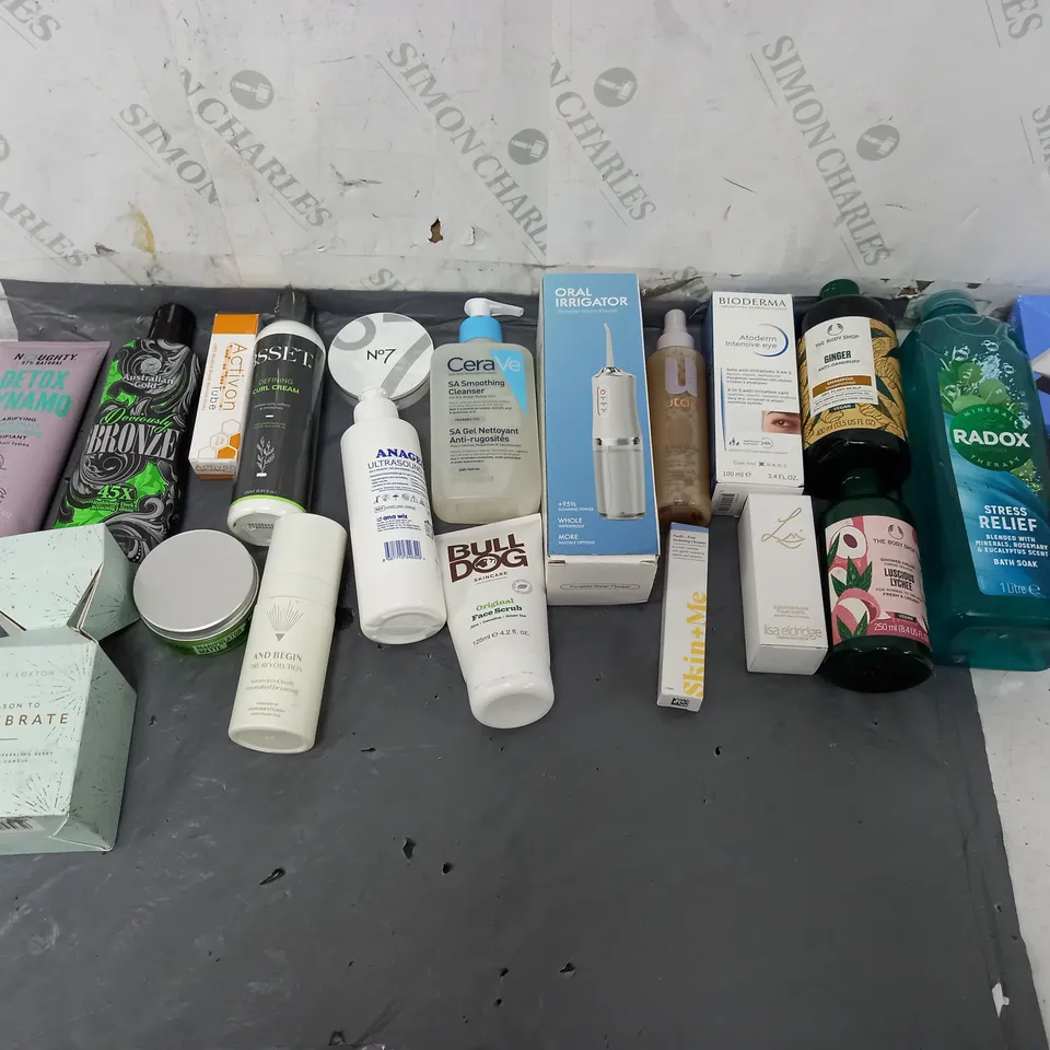 BOX OF APPROXIMATELY 12 ASSORTED COSMETIC ITEMS TO INCLUDE - BODY SHOP SHOWER CREAM - UTAN TOTAL GLOW - SOAP&GLORY BODY SCRUB ETC. 