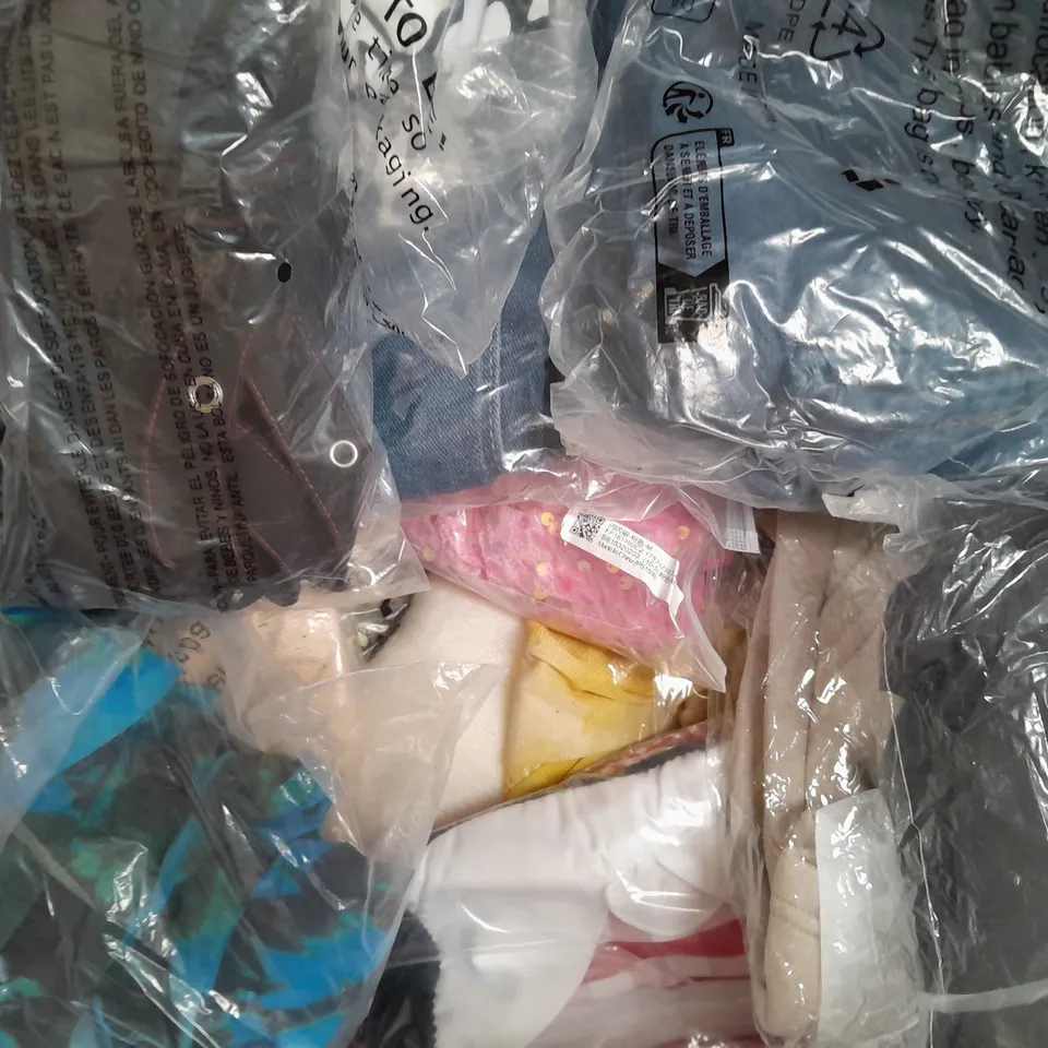 BOX OF APPROXIMATELY 20 ASSORTED CLOTHING AND FASHION ITEMS IN VARIOUS STYLES, SIZES, AND COLOURS - COLLECTION ONLY