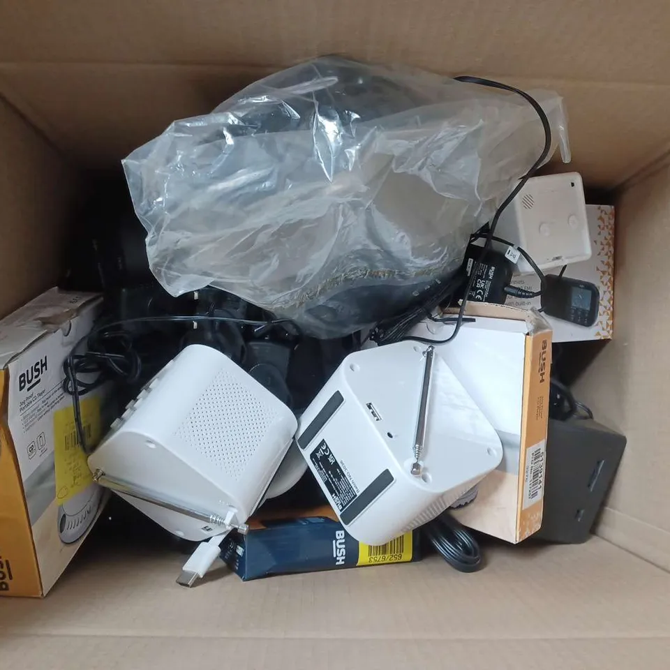 APPROXIMATELY 12 ASSORTED ELECTRICALS TO INCLUDE BUSH MP3 PLAYER, BUSH PORTABLE CD PLAYER, CD RADIO BOOMBOX, ETC