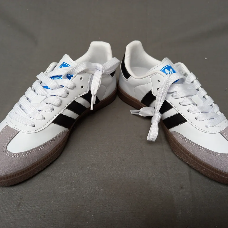 BOXED PAIR OF ADIDAS SAMBA OG SHOES IN WHITE/BLACK UK SIZE 4.5
