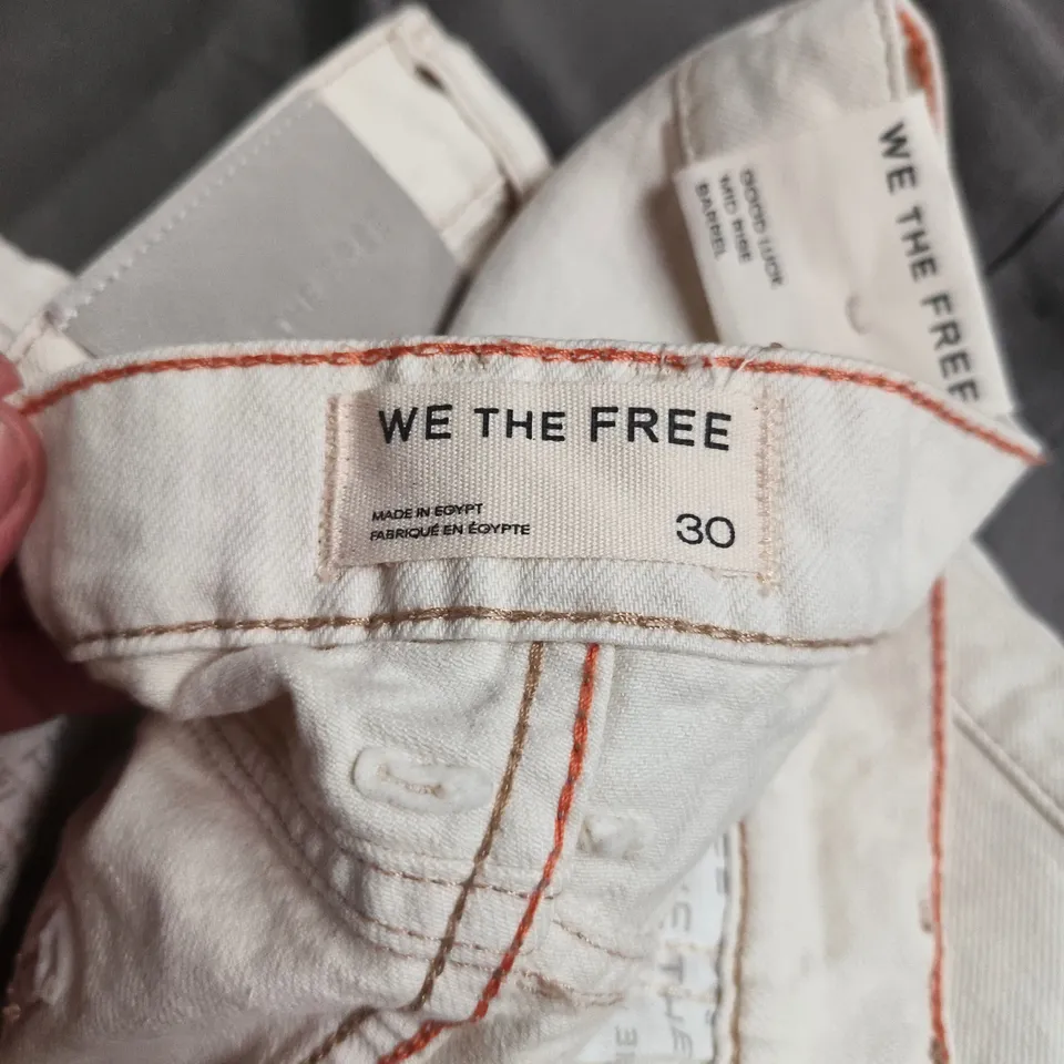 WE THE FREE WOMEN'S JEANS, UK 12 (US 30) – LIGHT WASH DENIM