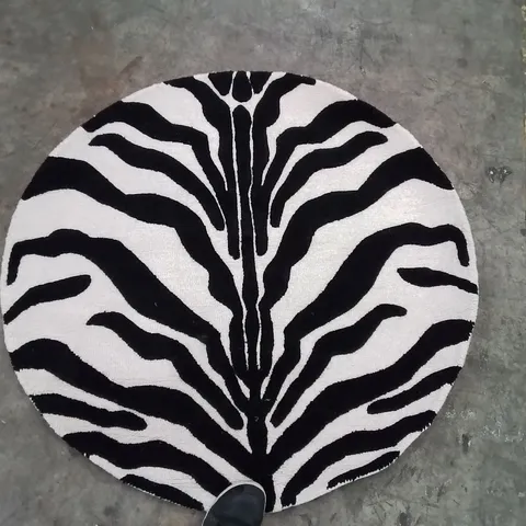 QUALITY DESIGNER AREA RUG - APPROXIMATELY 122X122CM