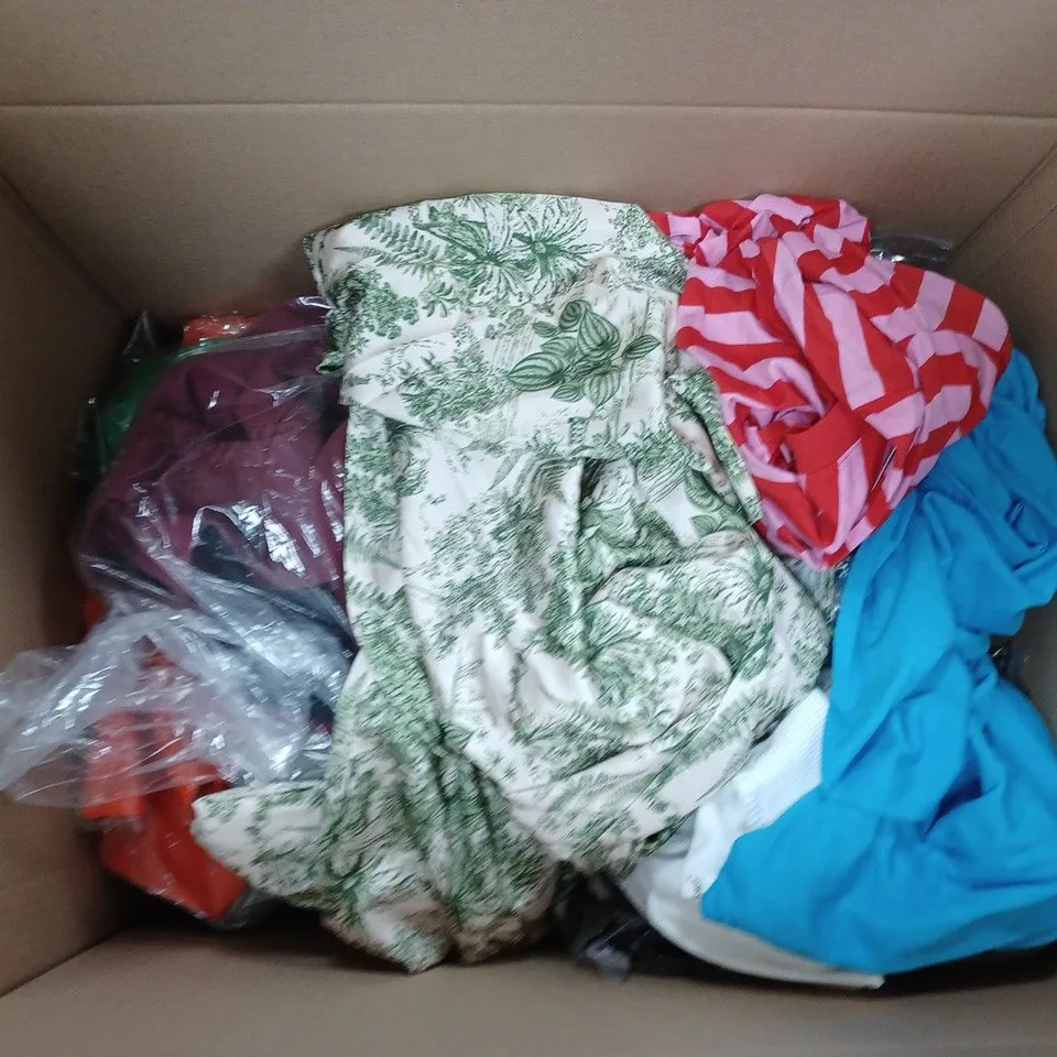 LARGE QUANTITY OF CLOTHING ITEMS TO INCLUDE DRESSES, SWEATERS, JEANS, T-SHIRTS, ETC