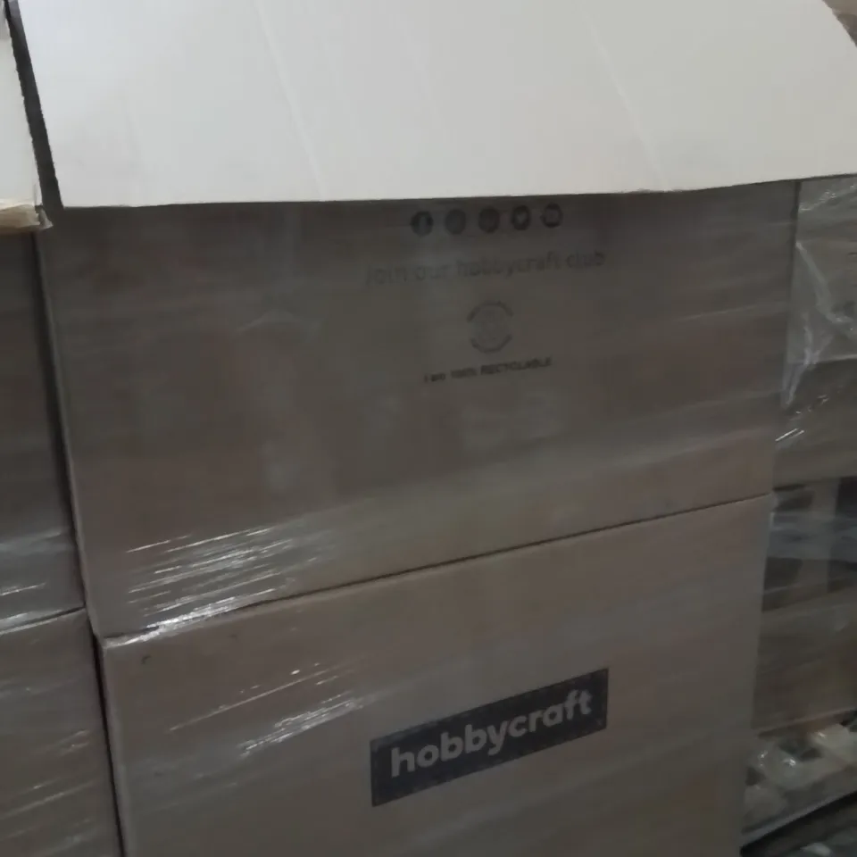PALLET CONTAINING A LARGE QUANTITY OF ASSORTED CHRISTMAS DECORATIONS AND PRODUCTS TO INCLUDE;COLOUR IN CARDBOARD GINGERBREAD,PERFUME DIFFUSER,SNOWGLOBE