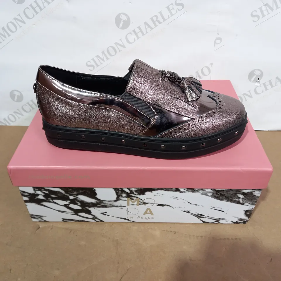 BOXED PAIR OF MODA IN PELLE SHOES - SIZE 36