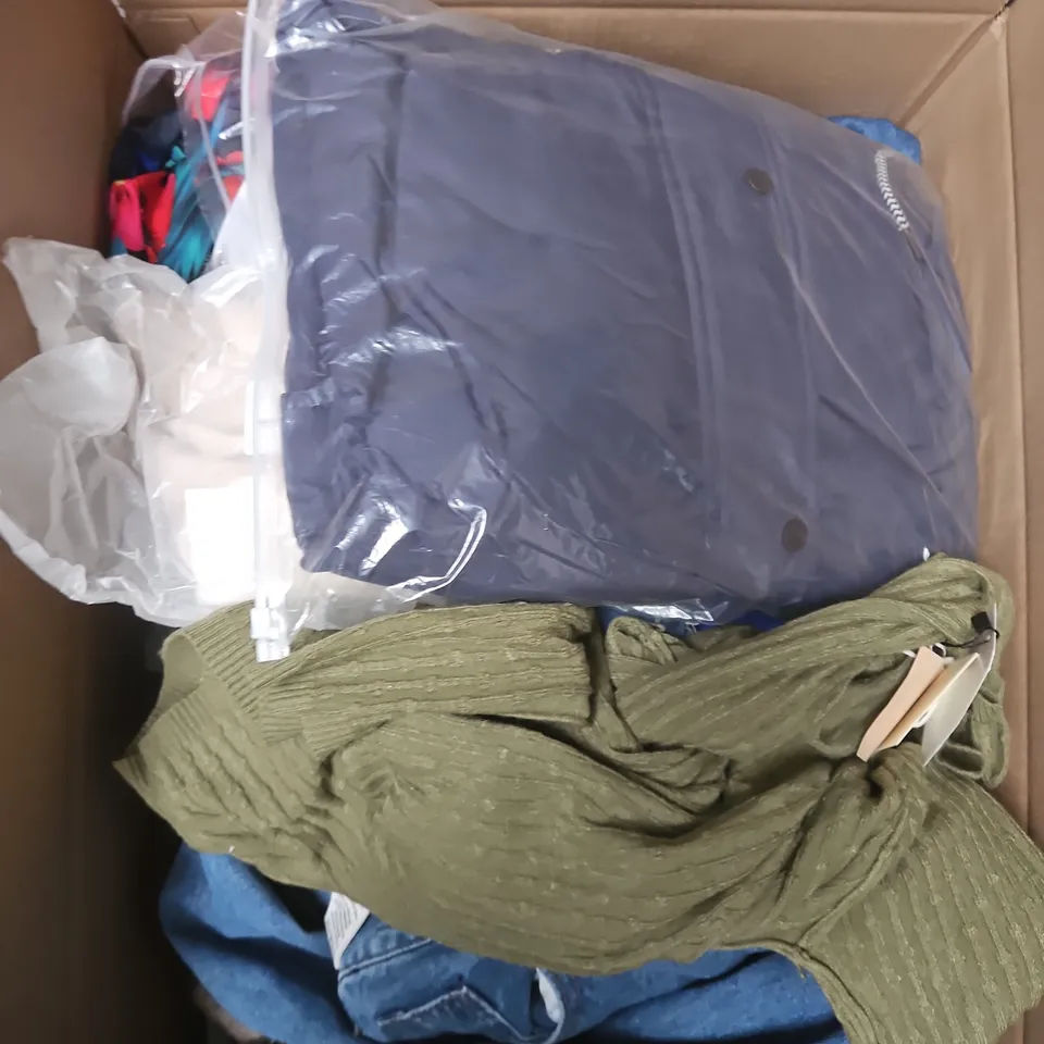 APPROXIMATELY 20 ASSORTED CLOTHING PRODUCTS IN VARIOUS STYLES & SIZES TO INCLUDE JUMPERS, T-SHIRTS, DRESSES ETC