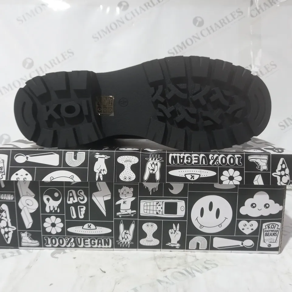 BRAND NEW BOXED PAIR OF KOI VEGAN LEATHER RORK WORKING BOOTS IN BLACK UK SIZE 8
