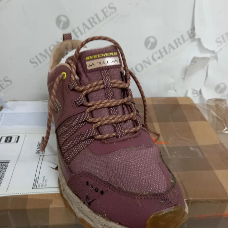 BOXED SKETCHERS ESCAPE TRAINERS IN BURGUNDY - SIZE 7 