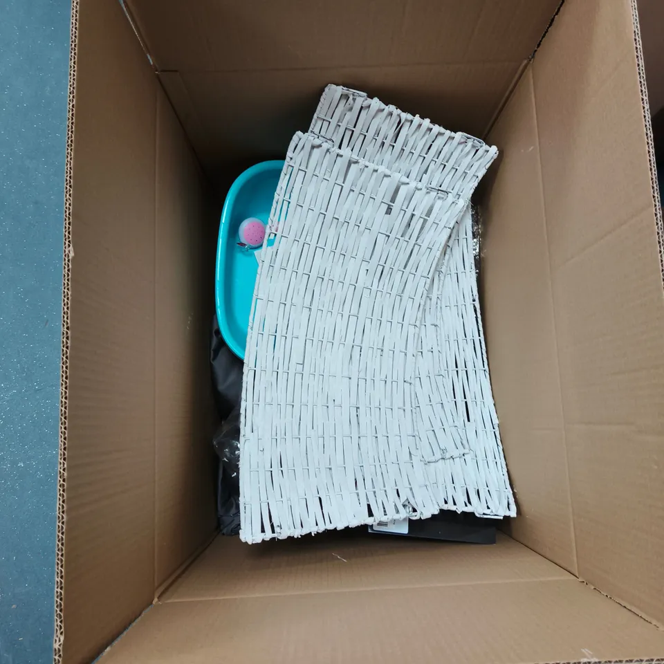 BOX OF APPROXIMATELY 8 ASSORTED ITEMS TO INCLUDE: TREE BASE COVER  AND SNOWFLAKE DECORATION