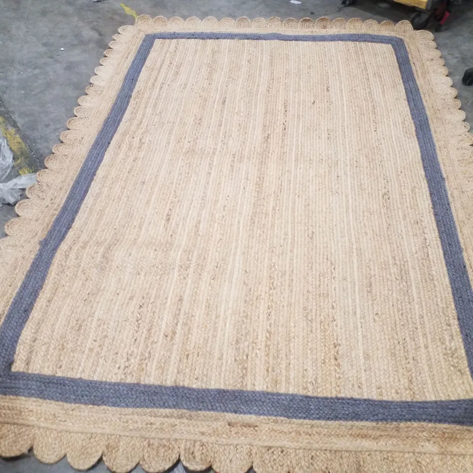 QUALITY DESIGNER AREA RUG - APPROXIMATELY 298X206CM