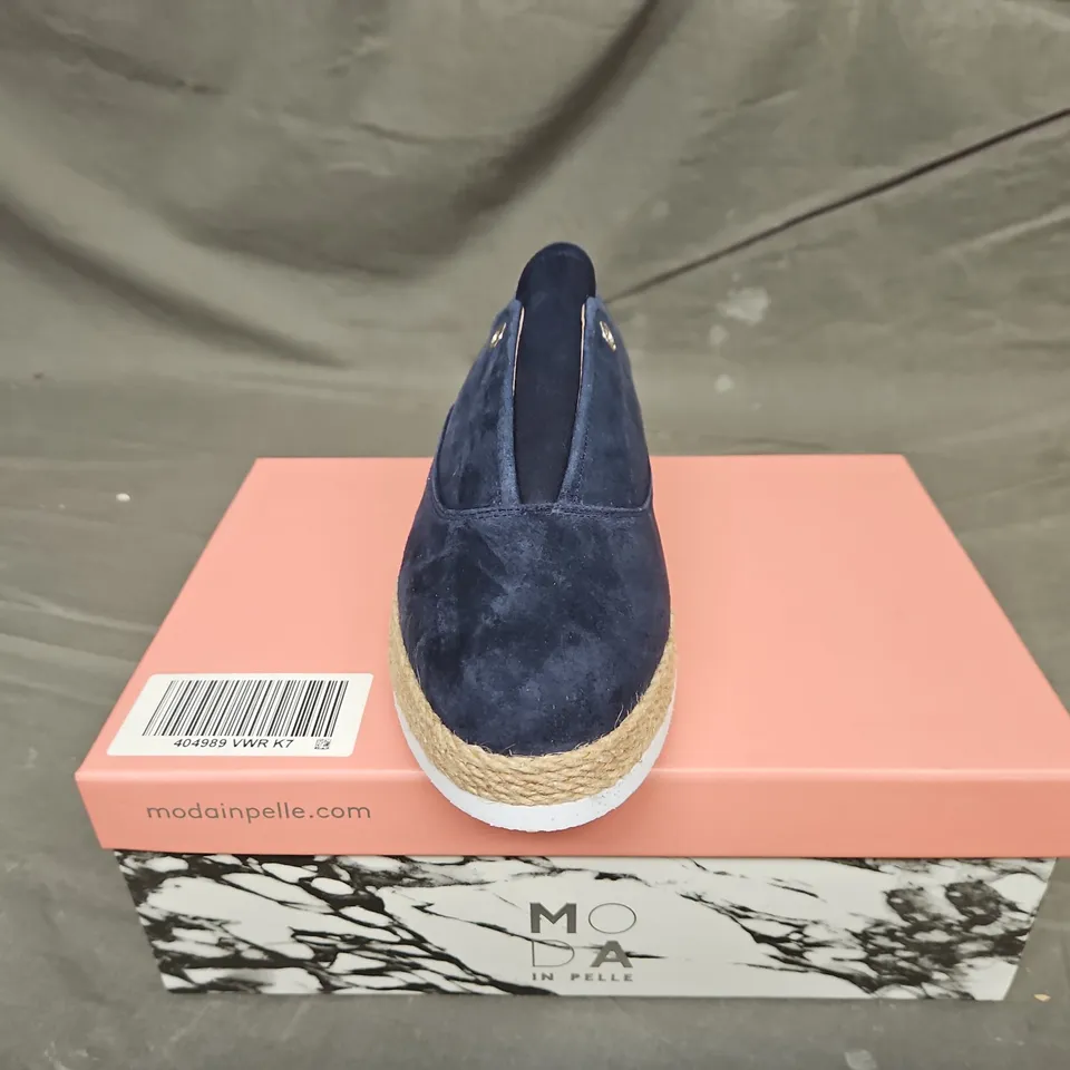 BOXED PIAIR OF MODA IN PELLE FELICIE NAVY SUEDE ESPADRILE LOAFERS - UK SIZE 40
