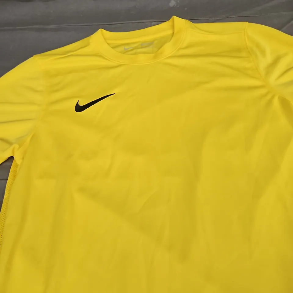NIKE LOGO CASUAL TEE - SIZE M