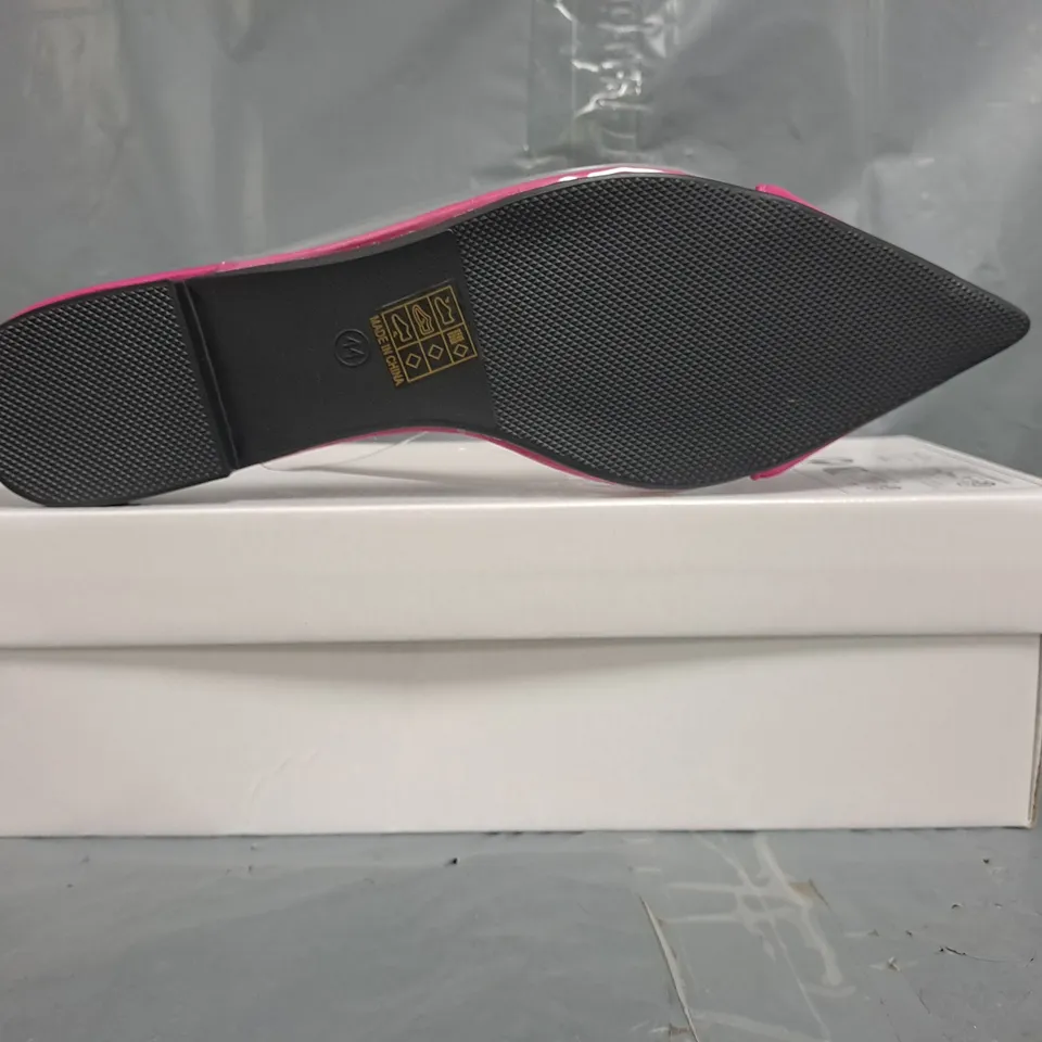 BOXED PAIR OF UNBRANDED POINTED TOE FLAT SHOES IN PINK/CLEAR/METALLIC GOLD SIZE EU 44