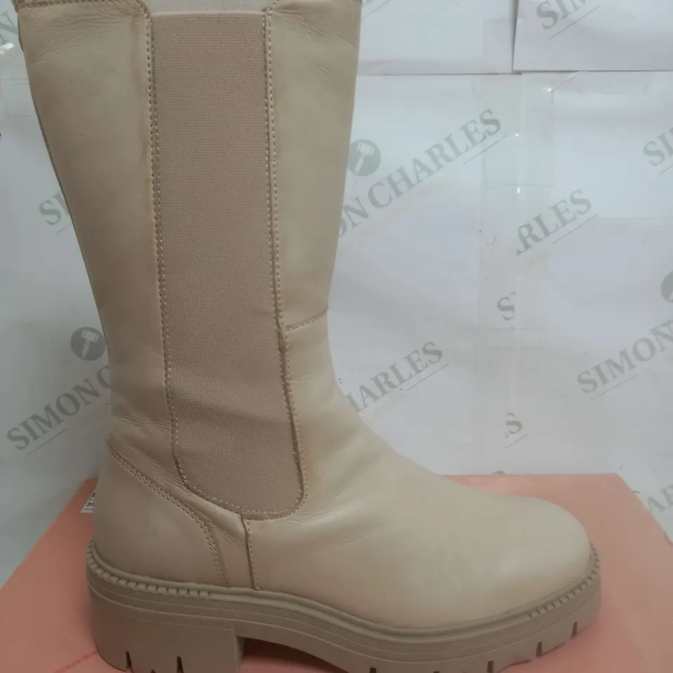 BOXED MODA IN PELLE OFF WHITE HIGH GIELLEN BOOTS - SIZE 5
