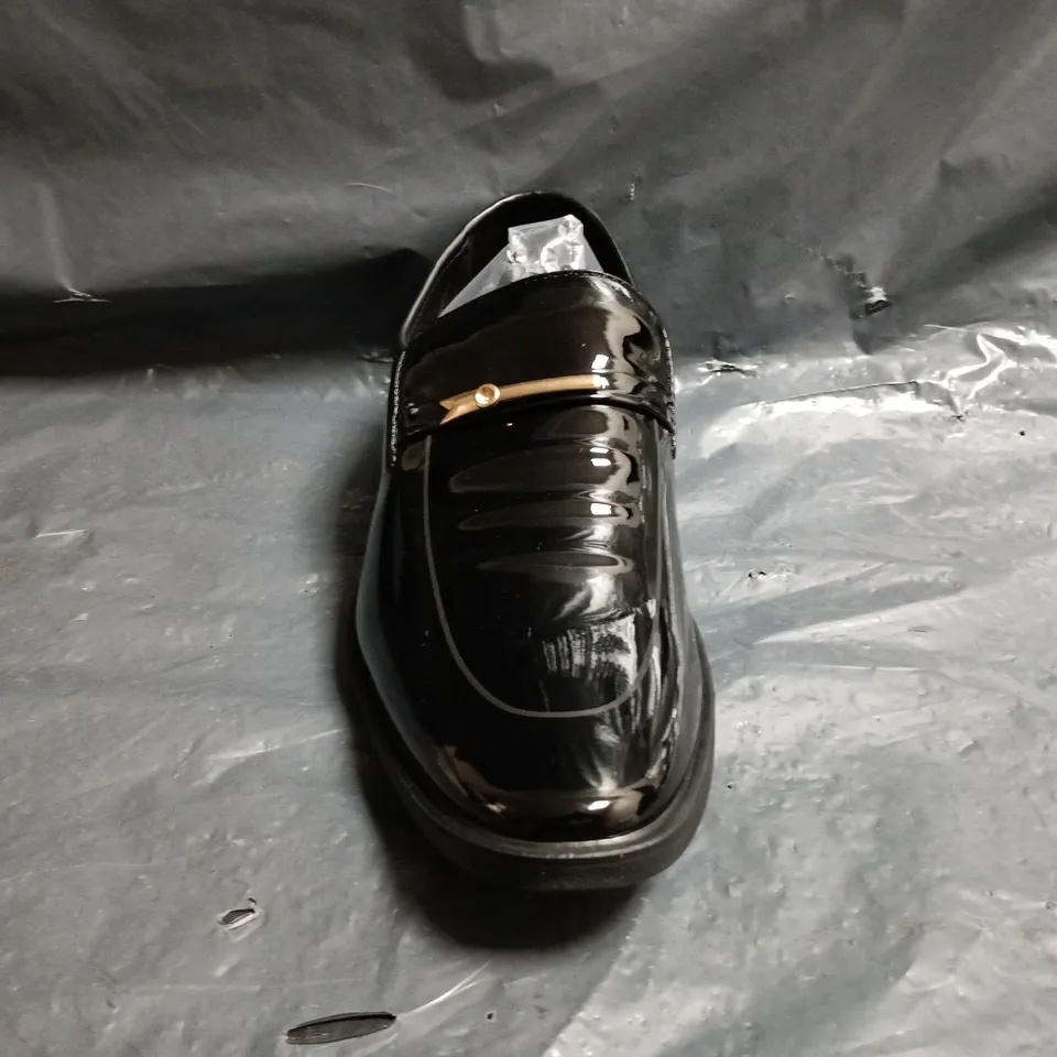 BOXED PAIR OF UNBRANDED LOAFERS IN GLOSSY BLACK ASIAN SIZE 250