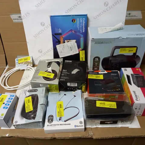 LOT OF APPROX. 10 ASSORTED TECH ITEMS TO INCLUDE CD BOOMBOX, ALARM CLOCKS, HEADPHONES ETC