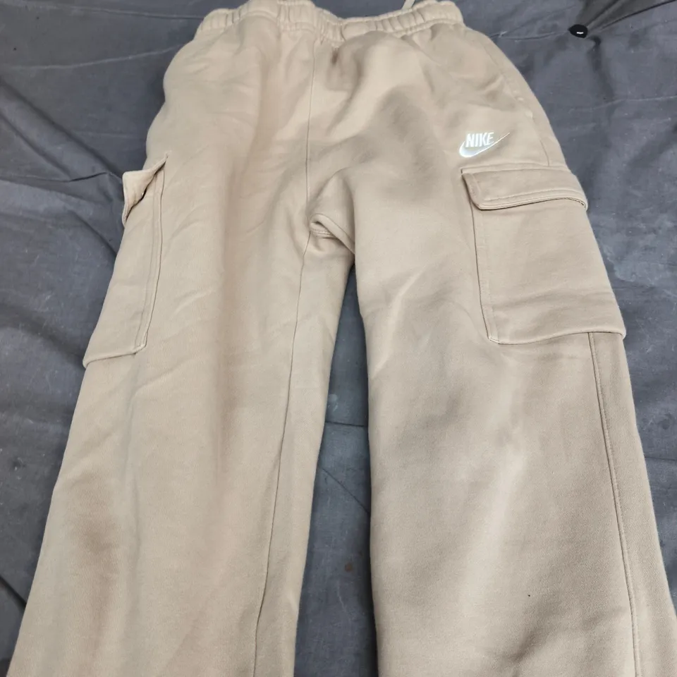 NIKE BEIGE CARGO PANTS – SIZE M