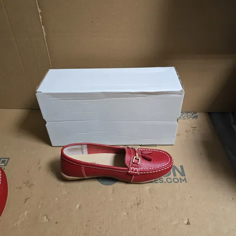 RED LEATHER LOAFERS WITH GOLD HORSEBIT – JO&JOE, UK 7