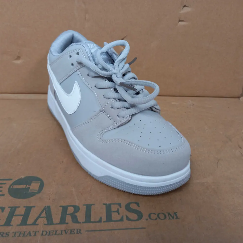 PAIR OF NIKE DUNK LOW TRAINERS IN WOLF GREY SIZE 5.5