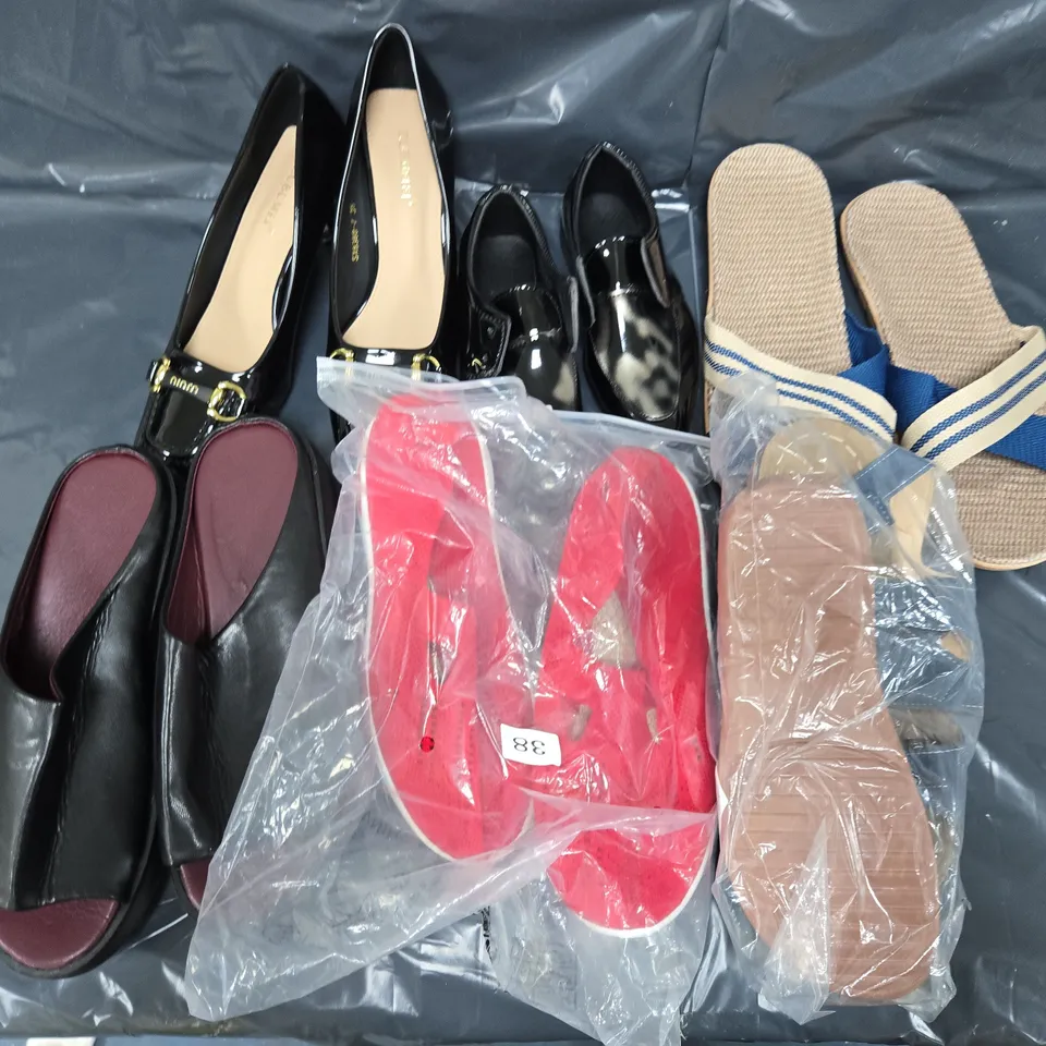 APPROXIMATELY 12 ASSORTED PAIRS OF SHOES AND FOOTWEAR ITEMS IN VARIOUS STYLES AND SIZES TO INCLUDE ZUBEMEI, D&S, WHERES THAT FROM, ETC