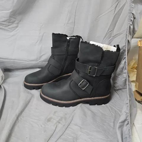 WOMEN'S BLACK LEATHER BOOTS WITH BUCKLES AND SHEARLING