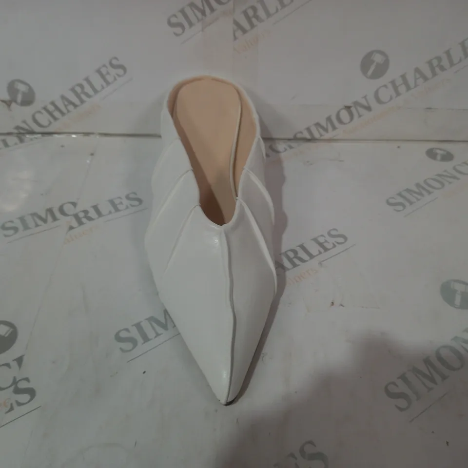 BOXED PAIR OF DESIGNER POINTED TOE SLIP-ON SHOES IN WHITE EU SIZE 41