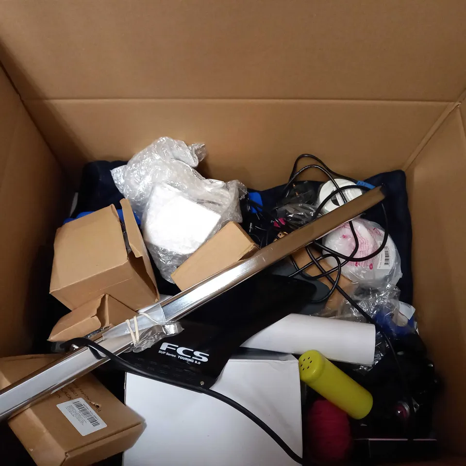 LARGE BOX OF APPROXIMATELY 20 ASSORTED HOUSEHOLD ITEMS TO INCLUDE: JOURNAL, ASSORTED BOXED ITEMS, CUSHION